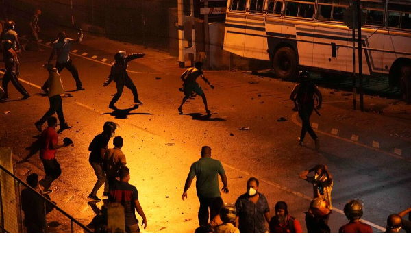 இலங்கையின் மாபெரும் கண்ட போராட்டம் - உயிர் தப்பிய போலீசார்! | Sri Lanka Over Economic Crisis Turns Violent Tamil