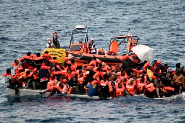 படகு கவிழ்ந்ததில் 2 புலம்பெயர்ந்தவர்கள் உயிரிழப்பு: 232 பேர் மீட்பு