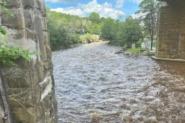 வெள்ளத்தில் அடித்துச் செல்லப்பட்டவரின் சடலம் மீட்பு; சில உடல் பாகங்களும் மீட்பு