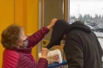 சமூக ஊடகங்களில் அதிகமாக பகிரப்படும் பெண் ஒருவரின் துணிச்சலான செயல்! (காணொளி)