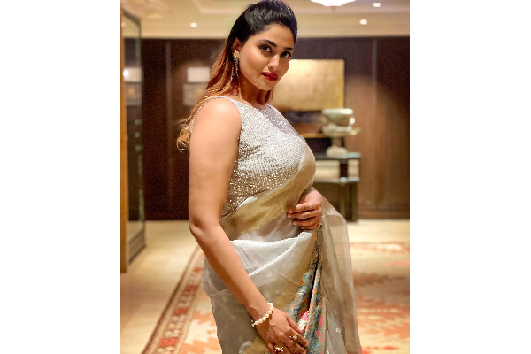 ஜொலிக்கும் உடையில் தேவதை போல் மாறிய நடிகை ஷிவானி நாராயணன்.. நீங்களே பாருங்க | Shivani Narayanan Like Angel In Dress Video