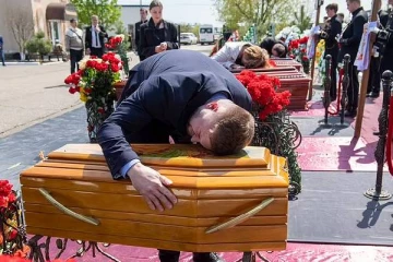 பச்சிளம் குழந்தை உட்பட மொத்த குடும்பத்தையும் ரஷ்ய ஏவுகணைக்கு பறிகொடுத்த நபர்: கலங்க வைக்கும் புகைப்படம்