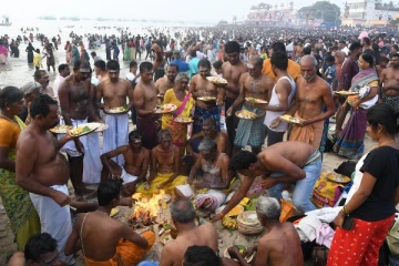 ஆனி மாத அமாவாசை.., ராமேஸ்வர அக்னி தீர்த்த கடலில் குவிந்த பக்தர்கள்