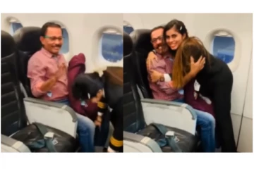 விமானத்தை ஓட்டும் முன் தந்தை கால்களை தொட்டு வணங்கிய விமானிப்பெண் - வைரலாகும் வீடியோ...!