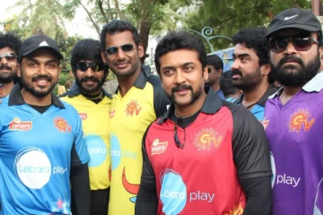 சூர்யா, விஷால், ஆர்யா, என பல முன்னணி பிரபலங்கள் இணைந்து எடுத்த குரூப் போட்டோ - நீங்களே பாருங்க
