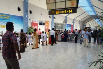 விமான நிலைய கழிப்பறையில் மீட்கப்பட்ட பொருட்களால் பரபரப்பு