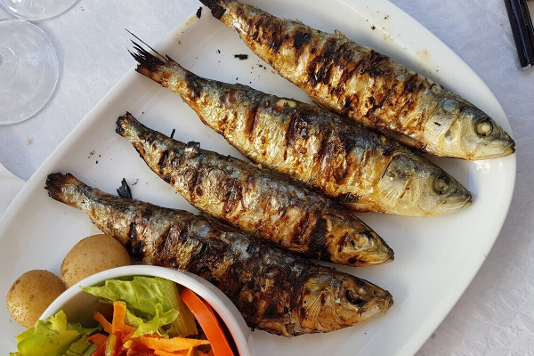 சர்க்கரை நோயாளிகள் மீன்  சாப்பிடுவது அவங்க உயிருக்கு ஆபத்தை ஏற்படுத்துமா? கட்டாயம் தெரிஞ்சிக்கோங்க....! | Diabetes Is Fish Good For People With