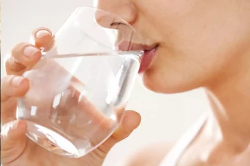 வெதுவெதுப்பான நீரை அளவுக்கு மீறினால் குடித்தால் என்ன நடக்கும் தெரியுமா?