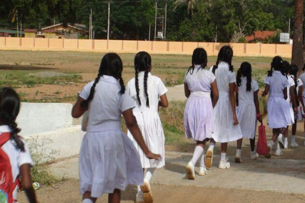 பாடசாலை கட்டிடத்திலிருந்து கீழே குதித்த மாணவி; பொலிஸார் விசாரணை | Student Who Jumped Down From The School Building