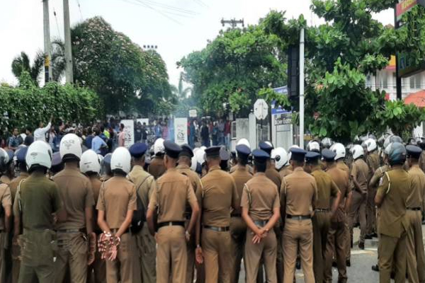 கொழும்பில் பெரும் அளவில் குவிக்கப்பட்ட பொலிஸார்! | Demonstration By University Students In Colombo