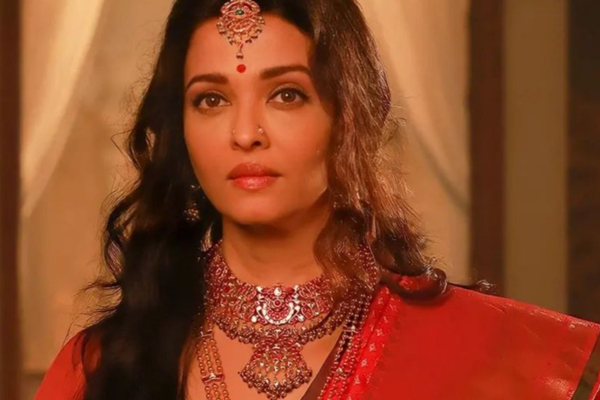 மகள் ஆரத்யாவுக்கு லிப்லாக்.. புகைப்படம் எடுத்து வெளியிட்ட நடிகை ஐஸ்வர்யா ராய்.. | Aishwarya Rai Post Kiss Her Daughter Bd Gift