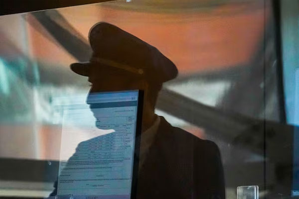 இலவச விமான பயணங்களுக்காக பைலட்டாக நடித்த நபர் கைது | Fake Pilot Free Flights