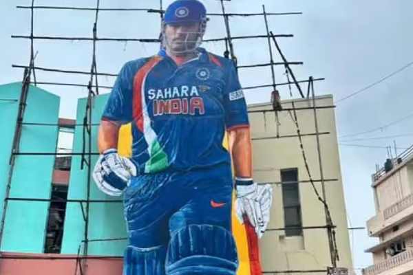 கிரிக்கெட் வீரர் எம்.எஸ் தோனிக்கு 52 அடியில் கட் அவுட் வைத்த ரசிகர்கள்! | Fans Cut Out 52 Feet For Cricketer Dhoni Birthday