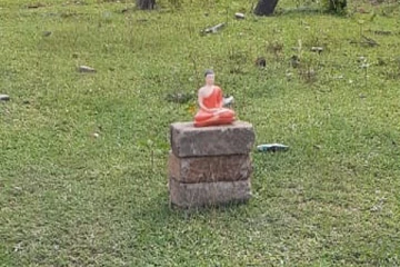 தமிழர் தாயகத்தில் திடீரென வந்து அமர்ந்த மற்றுமொரு புத்தர் சிலை! (photos)