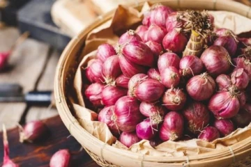 சின்ன வெங்காயம் விலையை கவனிச்சீங்களா? மக்கள் கண்ணீர்!