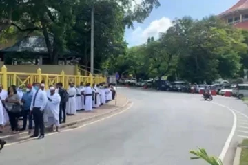 கொழும்பு நீதிமன்றம் முன்பாக போராட்டத்தில் அருட்சகோதரர்கள்!