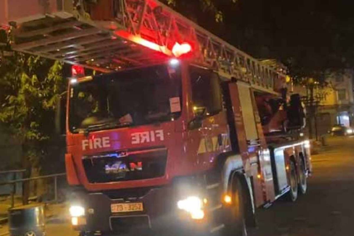 மட்டக்களப்பில் கடையொன்றின் மீது தீப்பரவல் | Fire Breaks Out At A Shop In Batticaloa மட்டக்களப்பில் கடையொன்றின் மீது தீப்பரவல் | Fire Breaks Out At A Shop In Batticaloa