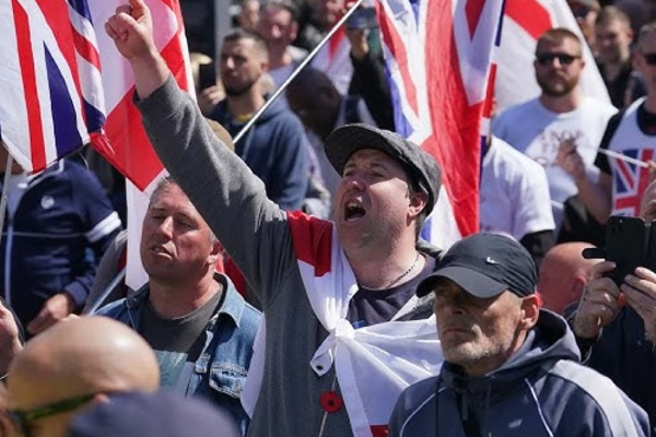 பிரிட்டனில் ராணுவ முகாமில் அகதிகளைத் தங்க வைப்பதற்கு எதிராக போராட்டம்! | Protest Against Refugees In Military Camps In Uk பிரிட்டனில் ராணுவ முகாமில் அகதிகளைத் தங்க வைப்பதற்கு எதிராக போராட்டம்! | Protest Against Refugees In Military Camps In Uk