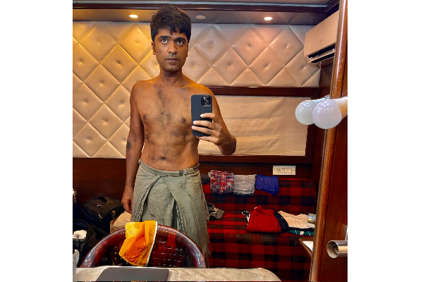 படுமோசமாக மாறிய சிம்பு! சட்டையில்லாமல் வெறும் துண்டுடன் எடுத்த புகைப்படம் வைரல்.. | Simbu Vendhu Thaninthathu Kaadu Movie Still
