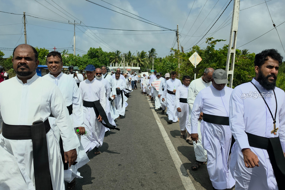 செம்மணி புதைகுழிக்கு சர்வதேச நீதி வேண்டும்..! அமைதி வழிப் போராட்டத்தில் குதித்த அருட்தந்தையர்கள் | Protest In Jaffna Demanding Justice In Chemmani