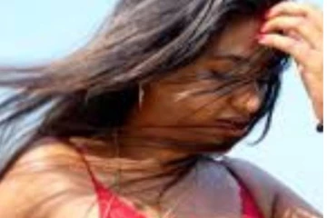 கடற்கரையில் அந்த ஆடையின்றி புகைப்படம் வெளிட்ட சர்ச்சை நடிகை! கண்டமேனிக்கு விளாசும் ரசிகர்கள்..