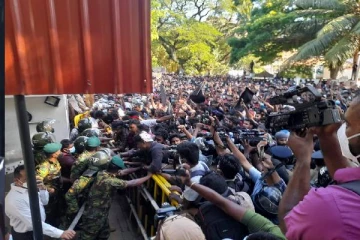 பிரதமரின் இல்லத்தை முற்றுகையிட்ட மாணவர்கள்! மகிந்தவின் உத்தியோகபூர்வ இல்லத்திற்கு முன்னால் பதற்றம்