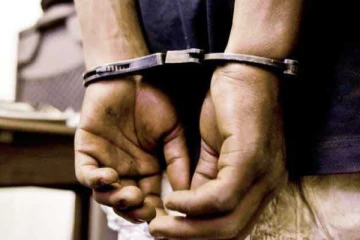 யாழில் மதுபோதையில் அயல் வீட்டாரை அச்சுறுத்திய நபர் கைது