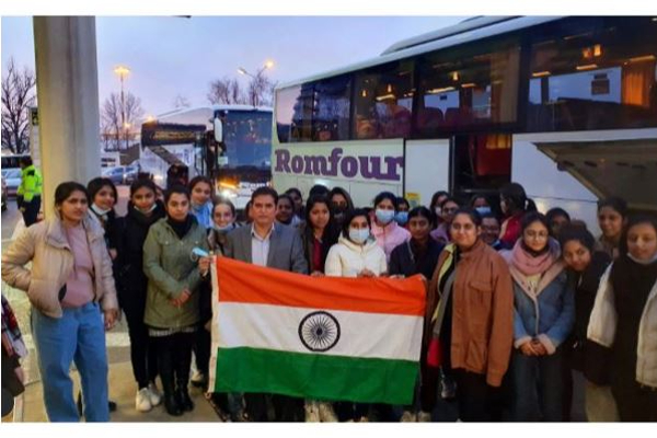 "உக்ரைனை விட்டு 17000 இந்தியர்கள் வெளியேறினர் ; பாஸ்போர்ட் தொலைந்துவிட்டால் உடனடியாக  வழங்கப்படும்" - வெளியுறவுத்துறை | 15 Flights To Flee From India To Rescue Students