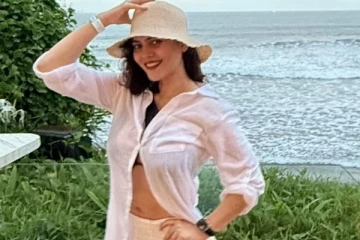 பிக் பாஸ் ஷெரின் வெளிநாட்டில் கவர்ச்சியான லேட்டஸ்ட் போட்டோஷூட்