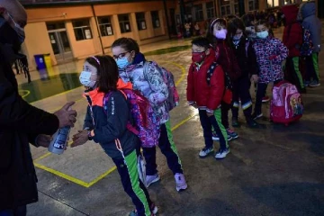 கொரோனா தொற்றை வெறும் காய்ச்சலாக கருத வேண்டும்: பிரபல ஐரோப்பிய நாட்டின் பிரதமர்