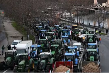 பிரான்ஸ் நாடாளுமன்றை முற்றுகையிட்ட விவசாயிகள் ; ஸ்தம்பித்து போன பாரிஸ்