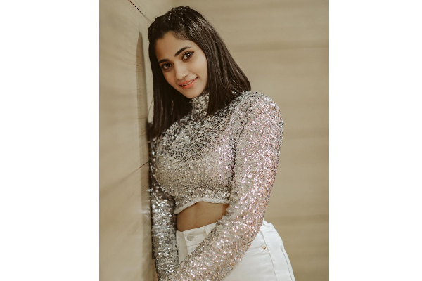 சில்வர் நிறத்தில் ஜொலிக்கும் உடையில் பிக் பாஸ் லாஸ்லியா.. இதோ அழகிய புகைப்படம் | Losliya Latest Instagram Pic Gone Viral