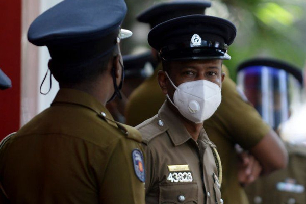 மர்மமான முறையில் உயிரிழந்த இளம் தாய்; தற்கொலையா? கொலையா? பொலிஸார் குழப்பம் | Young Mother Dies Mysteriously In Yakala