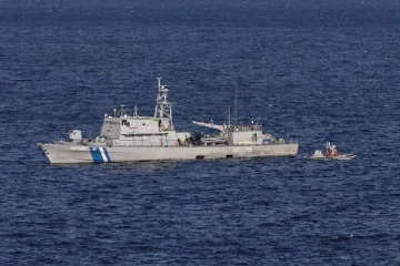 சிறிய தீவில் 2 சடலங்களும் 39 புலம்பெயர் மக்களும்... கண்டுபிடித்த கிரேக்க கடலோர காவல்படை