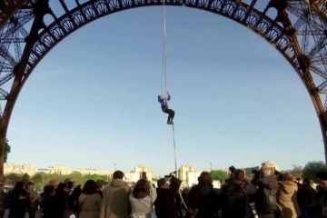 தன் தாய்க்காக ஈபிள் கோபுரத்தில் கயிறு மூலம் ஏறும் சாதனை படைத்த பிரான்ஸ் நாட்டு இளம்பெண்