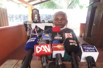 ஒரே நாளில் இரண்டு கைகளிலும் தடுப்பூசி போட்டார்கள் - யாழில் வயோதிபப்பெண் குற்றச்சாட்டு