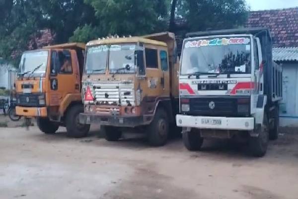 சட்டவிரோத மணல் அகழ்வு ; பொலிஸாரின் திடீர் நடவடிக்கையால் 6 வாகனங்கள் பறிமுதல் | Illegal Mining Police Seize6Vehicles Sudden Action