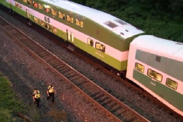 கனடாவில் ஓடும் ரயிலில் சாகசம் காட்டிய இளைஞர் குறித்து விசாரணை