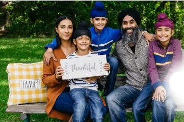 கனடாவில் மகன்களுக்காக தாயாரின் அரிய கண்டுபிடிப்பு; சீக்கிய மக்களுக்கு இருந்த மிகப்பெரிய தடை விலகியது !