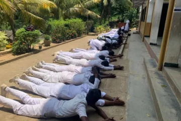 பரீட்சை நிறைவடைந்ததும் ஆசிரியர்களை வியப்பில் ஆழ்த்திய மாணவர்களின் நெகிழ்ச்சி செயல்