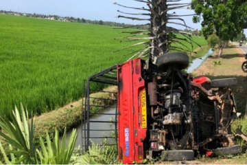 நிந்தவூர் பிரதான வீதியில் வாகன விபத்து - சாரதி படுகாயம்