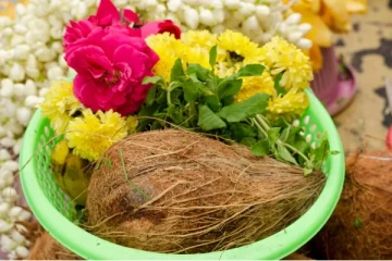 பூஜையில் தேங்காய் உடைப்பது ஏன் தெரியுமா?