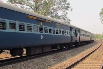 ஓடும் ரயிலில் இருந்த தள்ளிவிடப்பட்ட பெண் ...பாலியல் வன்கொடுமை செய்த கொடூரம்