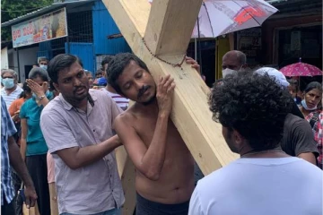 நான்காவது நாளாகவும் தொடரும் சிலுவை தாங்கிய போராட்டம் (Video)