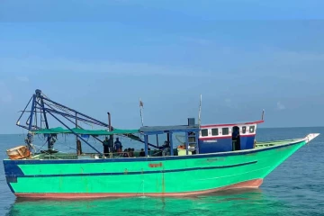 මුහුදු සීමාව පැන ආ ඉන්දීය ධීවරයින් 9ක් නාවික හමුදා දැලේ