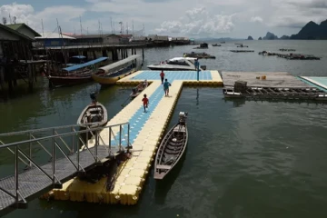 இரண்டு சுற்றுலாப் படகுகள் நேருக்கு நேர் மோதி இருவர் மாயம்