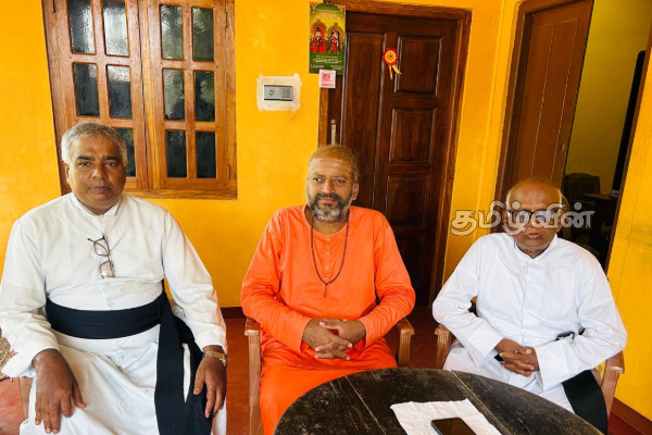 வேலன் சுவாமியை பார்வையிட்டு நலம் விசாரித்த கத்தோலிக்க குருக்கள் | Catholic Priests Visited Velan Swami Hiswell Being