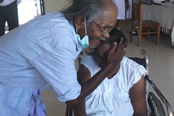 இலங்கையில் நெகிழ்ச்சி; யுத்தம் காரணமாக பிரிந்து 33 வருடங்களின் பின்னர் மீண்டும் சேர்ந்த தம்பதி! | The Couple Reunited After 33 Years