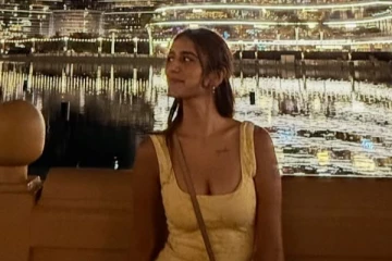 வெளிநாட்டில் ஹாட் உடையில் நடிகை பிரியா வாரியர்.. அழகிய ஸ்டில்கள்