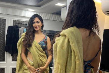 மிருனாள் தாகூர் சேலையில் அழகிய ஸ்டில்கள்